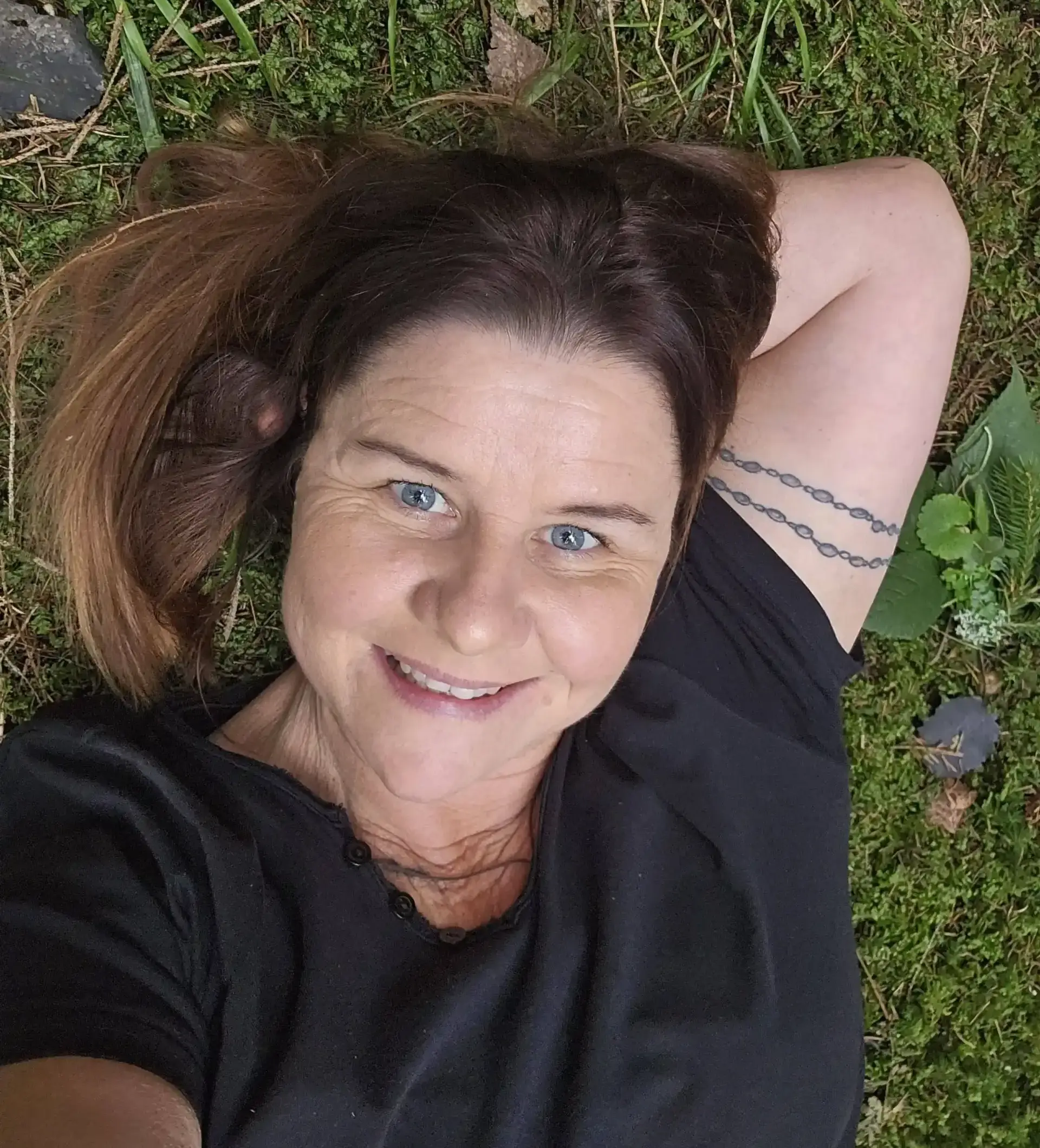 Marion Gallautz im Moos liegend